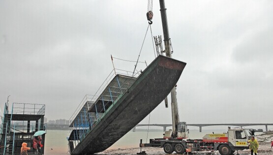 长沙联合执法队拆解非法餐饮船舶