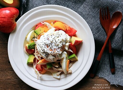 鸡丝牛油果鸡蛋蔬果沙拉