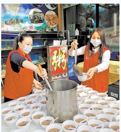 “绿宝宝”为环卫工人送爱心腊八粥|餐饮界