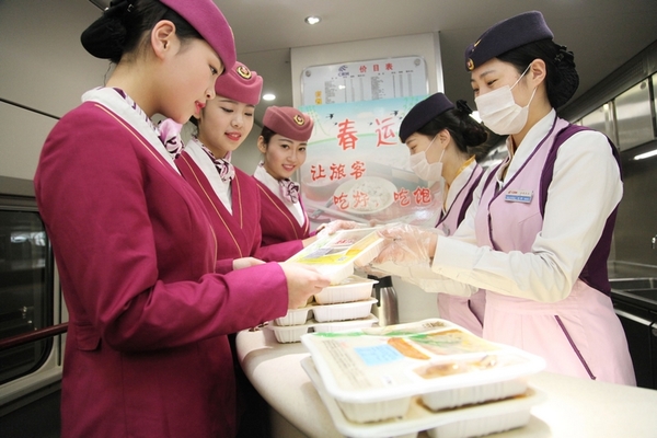 探访高铁盒饭生产基地:15元的仍生产 45元的最多|餐饮界
