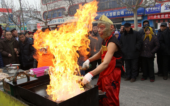 小两口跑遍全国农村庙会 扮孙悟空烤鱿鱼一天赚千元