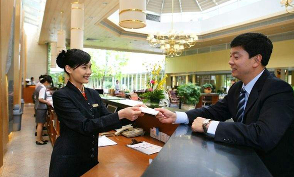 男顾客表白女服务员失败拒付餐费，老板报警