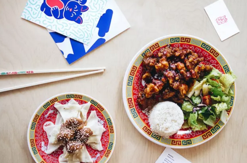 加拿大这间亚洲简餐店，设计灵感来自招财猫