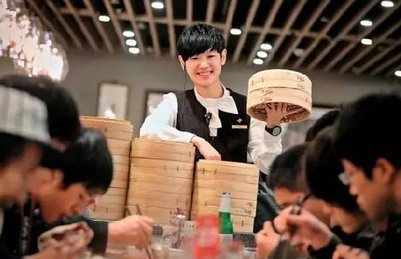 鼎泰丰员工忠诚度高、服务水平强的秘密原因是？