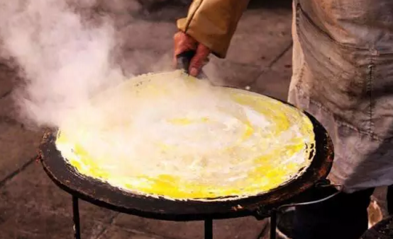 煎饼摊月入三万背后的真相，让你哭笑不得！