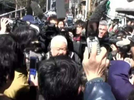 日本有家苍蝇馆子，人们排队2小时求虐，吃了40年都没腻...