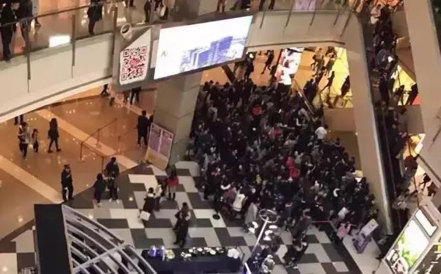 喜茶热背后的“赢家”：月赚5万的黄牛，组团作战|餐饮界