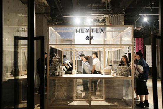 喜茶又跨界 茶饮牵手时尚圈