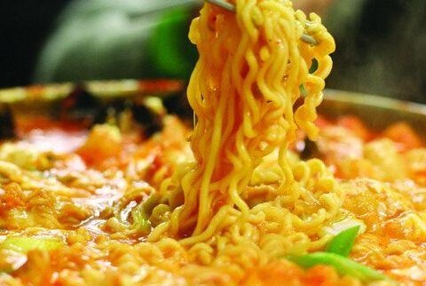 泡面三年少卖80亿包，康师傅用什么打退外卖的进攻？