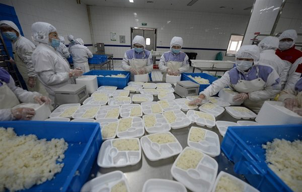 难得一见高铁盒饭内部制作过程，六百斤一锅烧，酱油调料论瓶倒