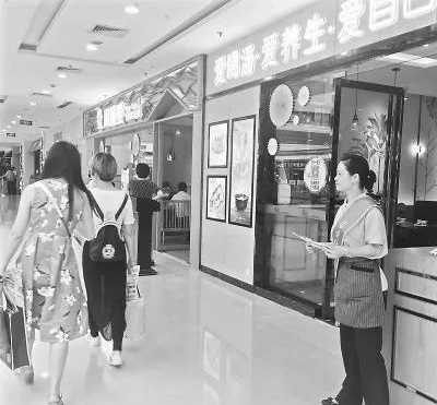 这就是餐饮的未来吗？年轻人当老板，大妈大婶当服务员