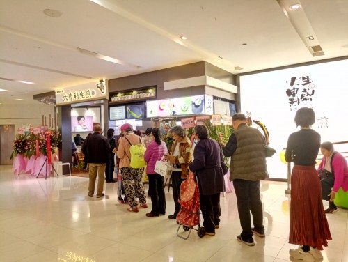 90后海归美女创业 30平生煎店排队10小时日入2万|餐饮界