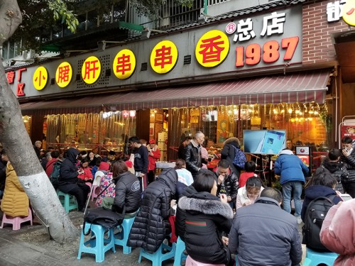  成都钢管厂五区小郡肝串串香传承匠心品质，火爆实至名归|餐饮界