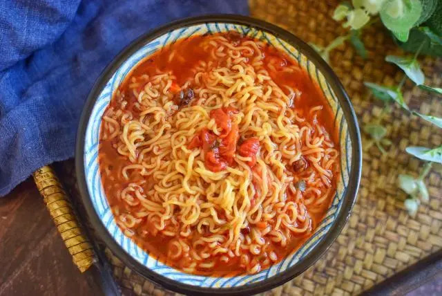 全面复工在即，泡面却持续走红，方便面何以占据C位？|餐饮界