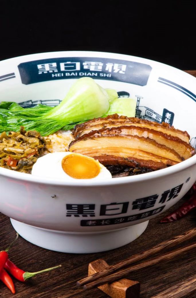 黑白电视荣获餐饮界2022中华餐饮创新品牌榜TOP100