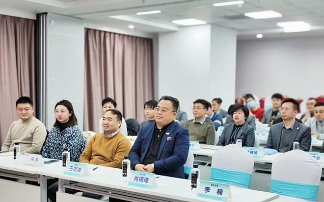 天然苏打水茶饮开创者700CC与哗啦啦携手推动品牌数字化升级