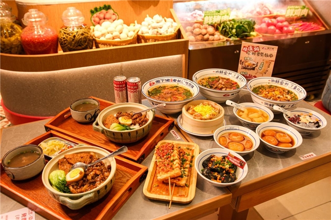 “湘下佬长沙吃货铺”品牌4.0全新升级，年轻简约风焕发湖南特色小吃新活力！