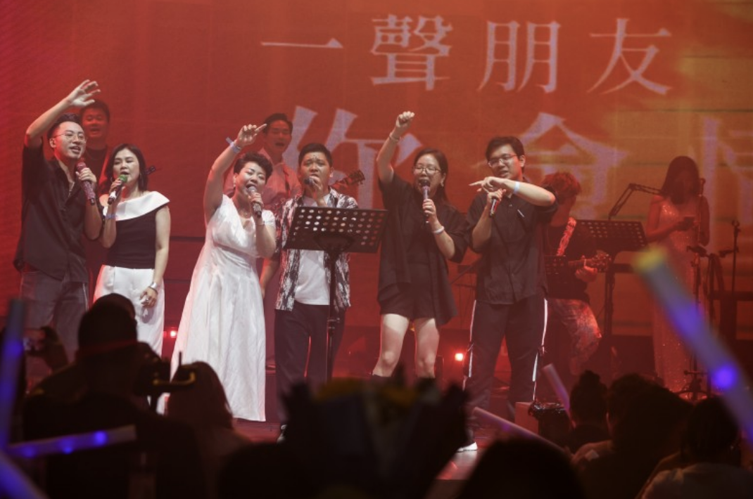 鹤九“疯之巅”爱心音乐会奏响公益强音 善款点亮瑶乡童心