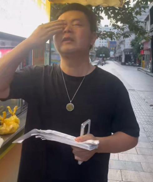反向给顾客塞钱,走红后关掉打赏 两位摊位主理人交了一份专业公关答卷